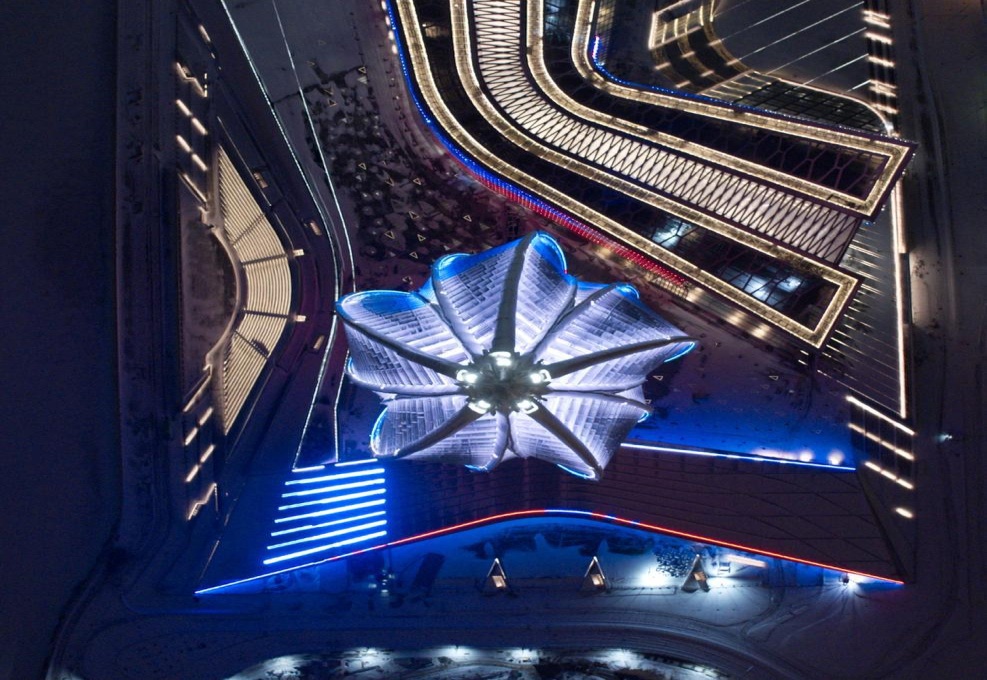 Современные технологии, свет и музыка: уникальное шоу на фасаде стадиона «Газпром Арена» и «Лахта Центр»
