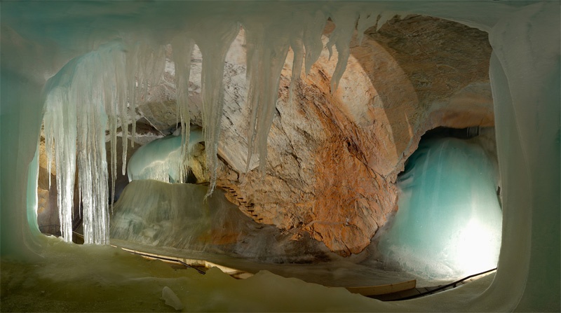 Самая большая ледяная пещера в мире – Айсризенвельт