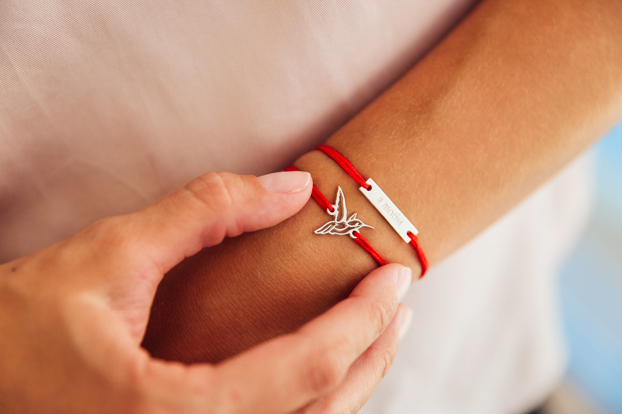 Как правильно выбирать браслет. Красные браслеты на руку. Красный браслет на запястье. Красная нить на руке.