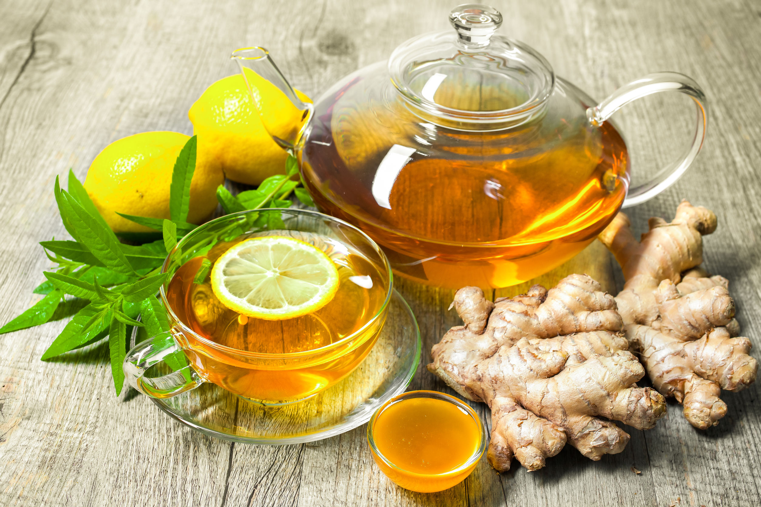 Мед с лимоном польза и вред. Чай имбирь лимон мед зеленый чай. Имбирный чай. Чай с медом. Чай с лимоном и имбирем.